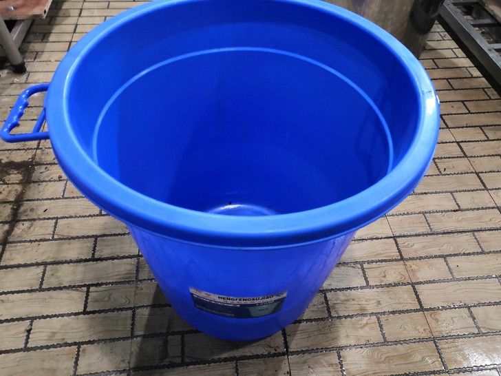 120型商用垃圾桶，塑料桶，馆子不开了，用了三个月，保护很好