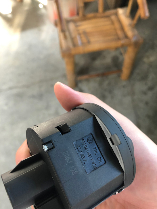 高尔夫7原车大灯开关总成换自动大灯了这个没用了