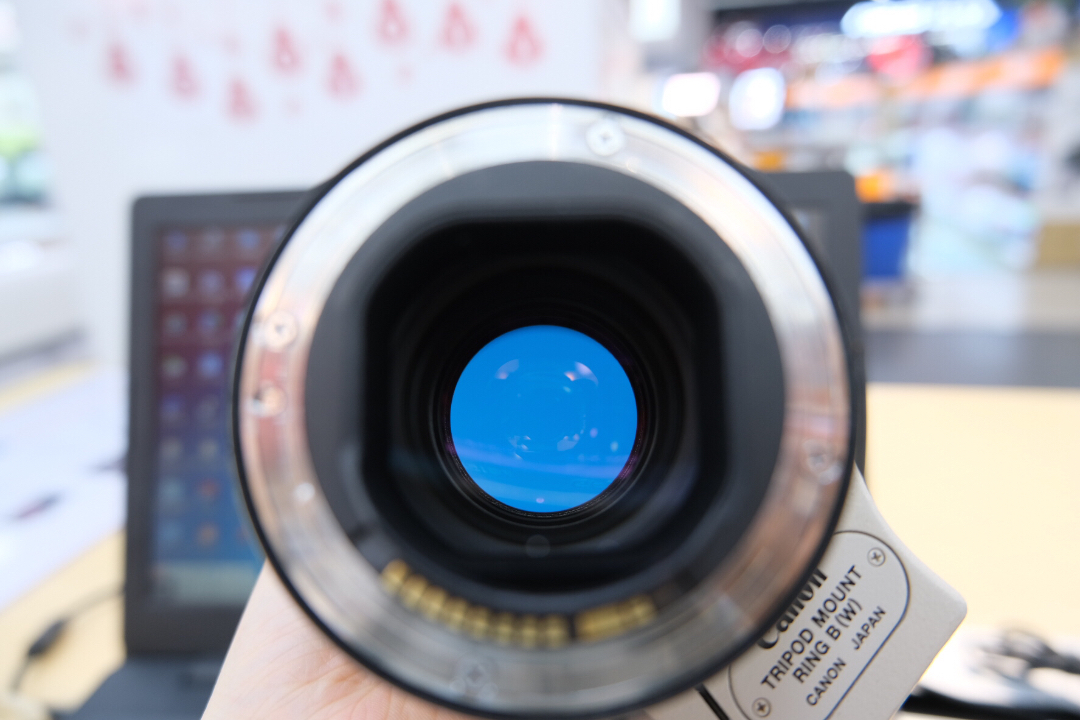 佳能70-200mm f/2.8L IS II单反镜头。
