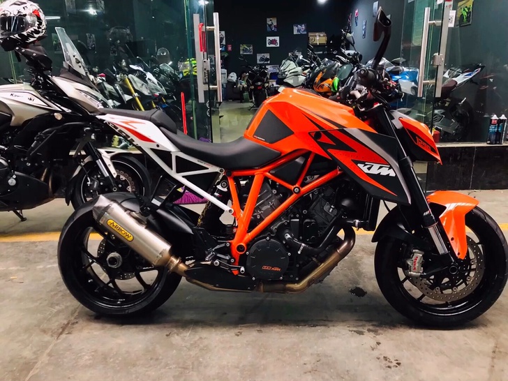 出15款KTM1290超级公爵号称陆地最强街车，配置相当高