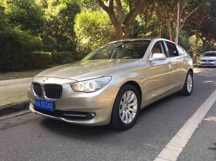 宝马5系GT性能跨界车型翘臀造型配上3.0t同宝马x5