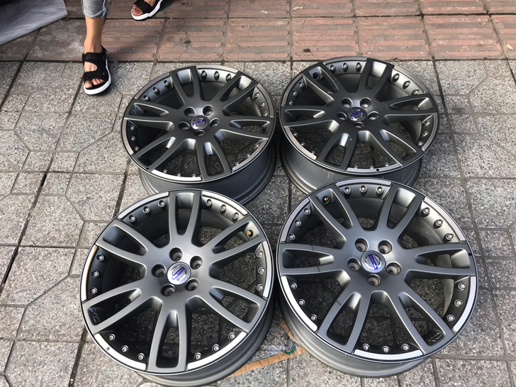 出一套19寸沃尔沃用两片式锻造轮毂，轮毂可用于沃尔沃部分车型